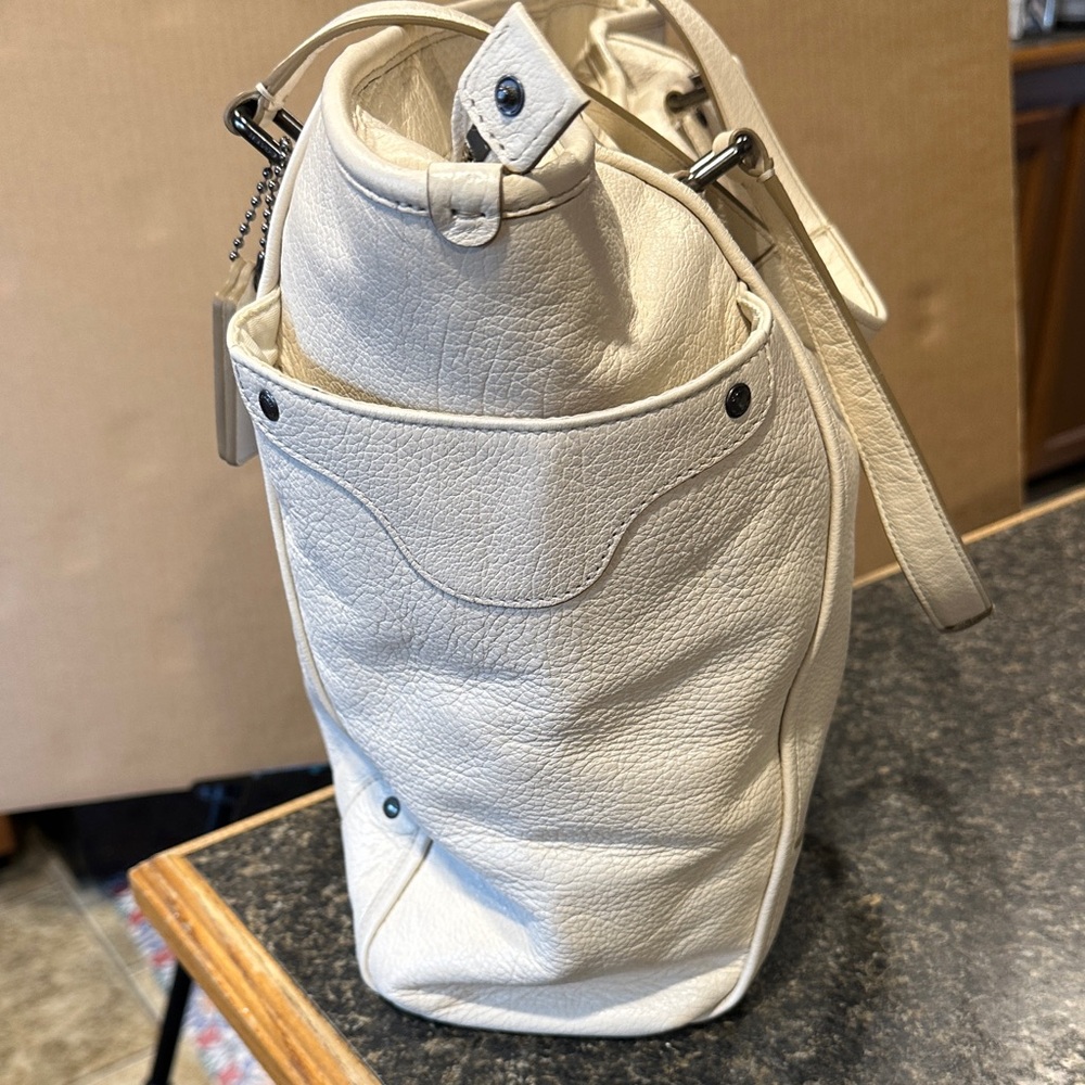 Authentic Coach Off-White Leather Tote Bag-WOW, buttery soft genuine leather. - Picture 4 of 13
